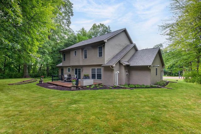 912 CHEROKEE COURT, Waupaca, WI 54981