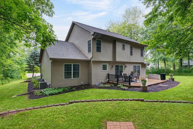 912 CHEROKEE COURT, Waupaca, WI 54981
