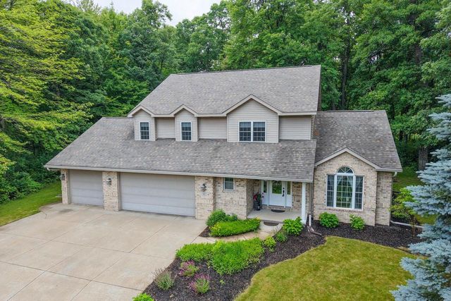 912 CHEROKEE COURT, Waupaca, WI 54981
