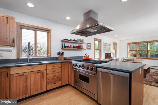 69 LEAVITT LN, Princeton, NJ 08540