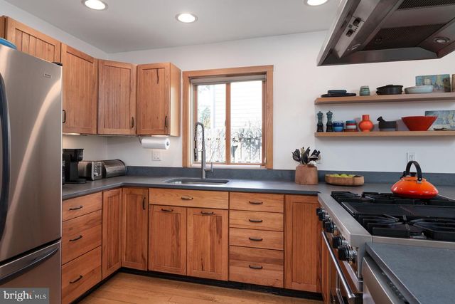 69 LEAVITT LN, Princeton, NJ 08540