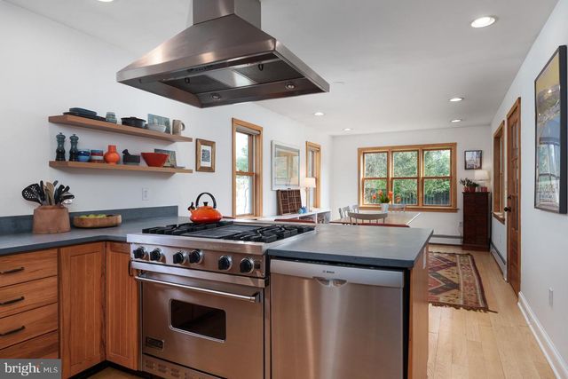 69 LEAVITT LN, Princeton, NJ 08540