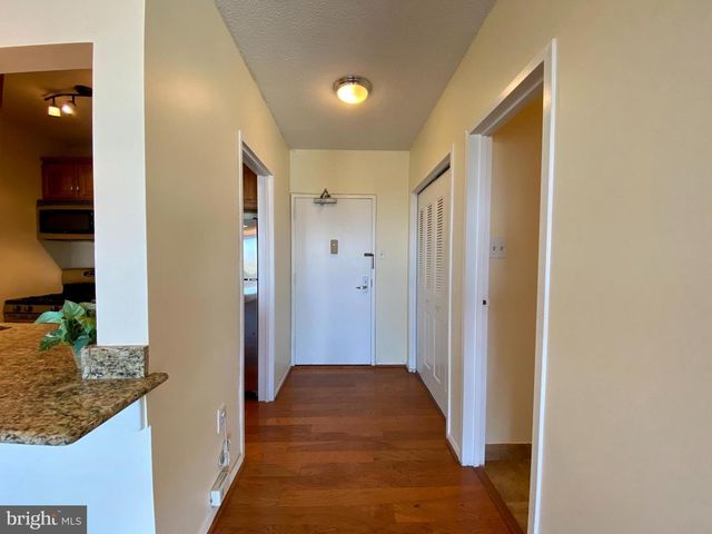4141 N HENDERSON RD #820, Arlington, VA 22203