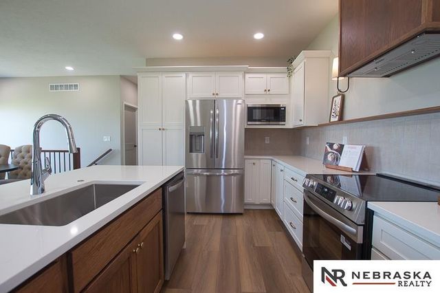 9400 Dalton Drive, Lincoln, NE 68516