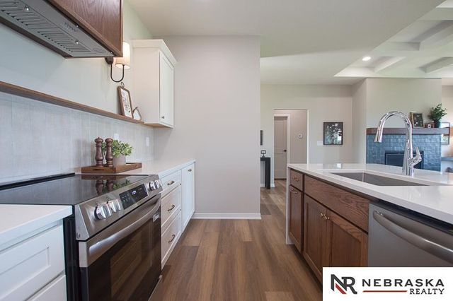 9400 Dalton Drive, Lincoln, NE 68516