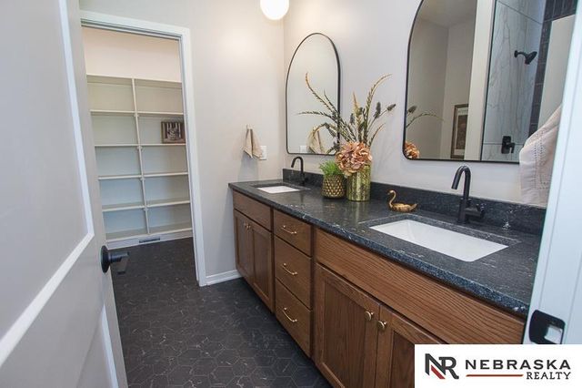9400 Dalton Drive, Lincoln, NE 68516
