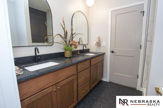 9400 Dalton Drive, Lincoln, NE 68516
