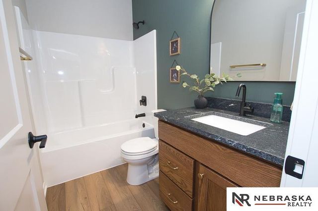 9400 Dalton Drive, Lincoln, NE 68516