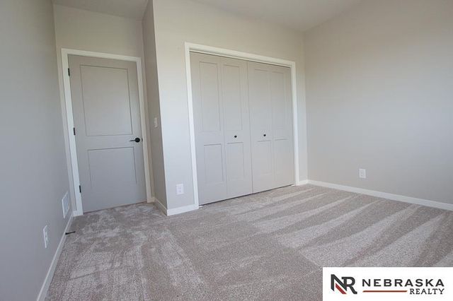 9400 Dalton Drive, Lincoln, NE 68516