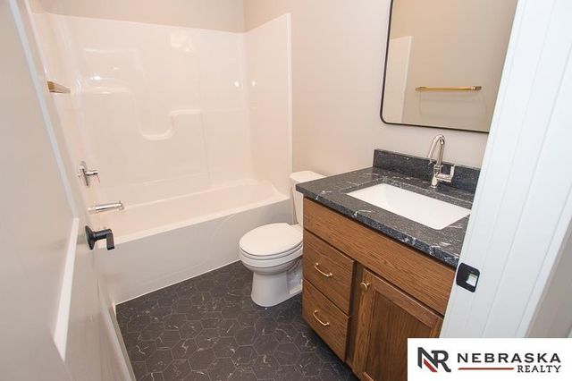 9400 Dalton Drive, Lincoln, NE 68516