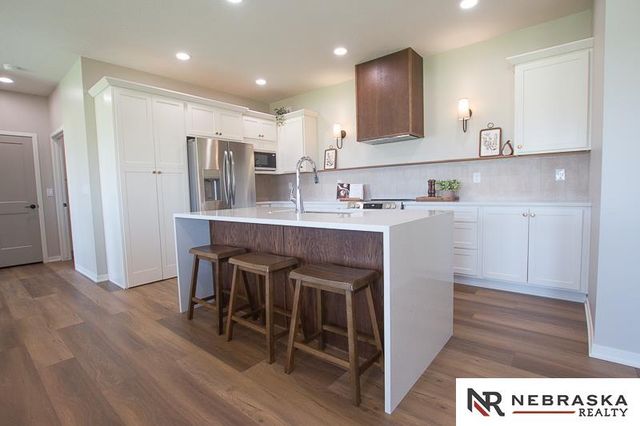 9400 Dalton Drive, Lincoln, NE 68516