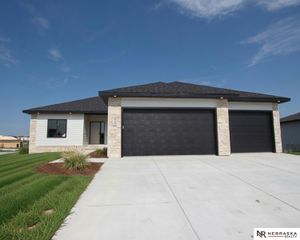 9400 Dalton Drive, Lincoln, NE 68516