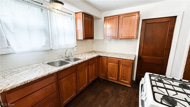 987 Boone Street, Akron, OH 44306