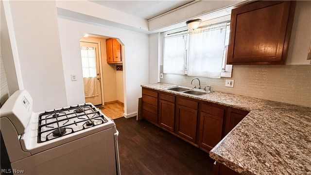987 Boone Street, Akron, OH 44306