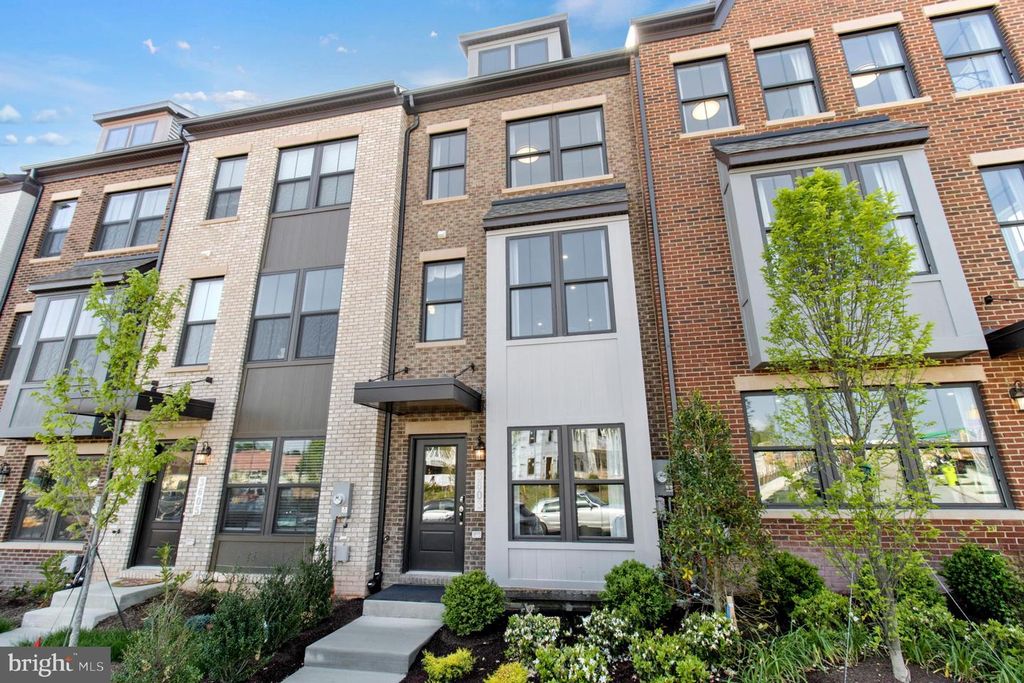 Image 2 of property listing at 3410 CHESTER ALY, Hyattsville, MD 20782