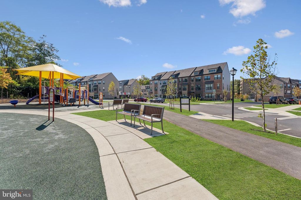 Image 43 of property listing at 3410 CHESTER ALY, Hyattsville, MD 20782