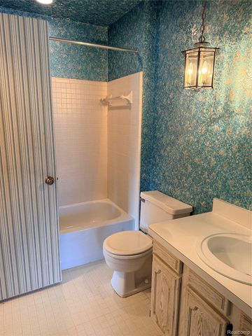 2053 Burgundy Street, West Bloomfield Charter Township, MI 48323