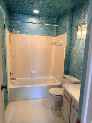 2053 Burgundy Street, West Bloomfield Charter Township, MI 48323