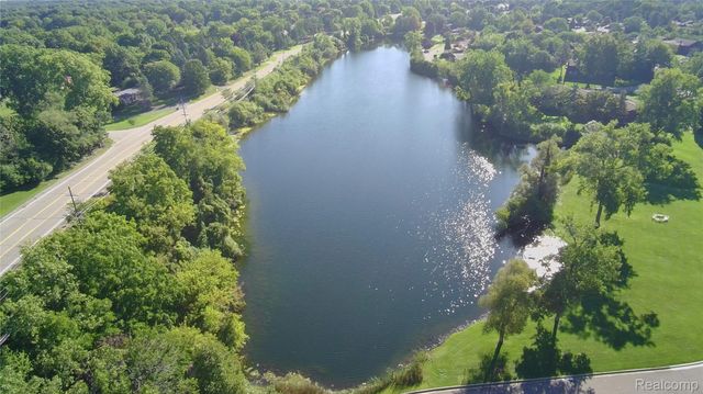 2053 Burgundy Street, West Bloomfield Charter Township, MI 48323