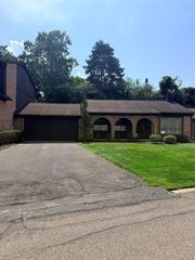 2053 Burgundy Street, West Bloomfield Charter Township, MI 48323