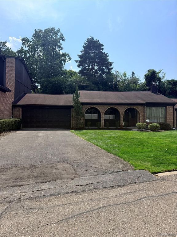 2053 Burgundy Street, West Bloomfield Charter Township, MI 48323