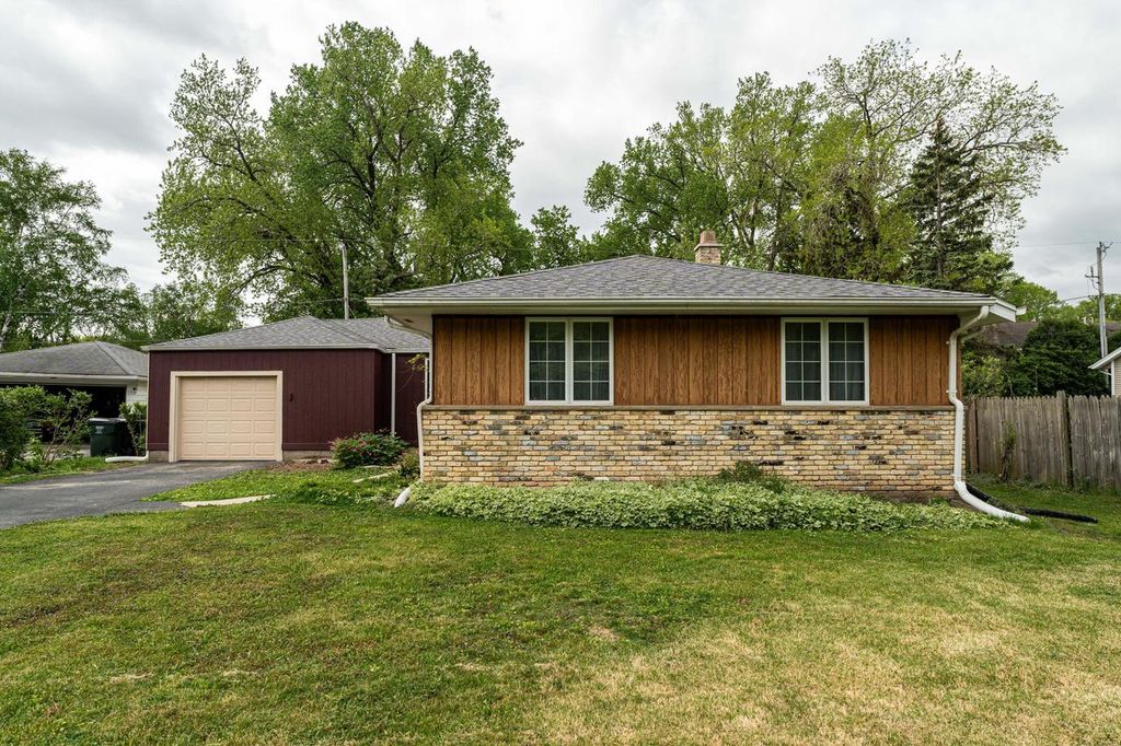 1711 W Mill ROAD, Glendale, WI 53209