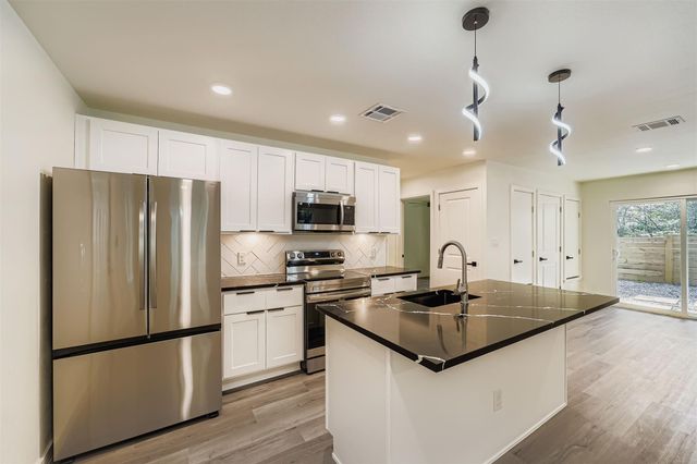 10710 Crestview DR, Jonestown, TX 78645