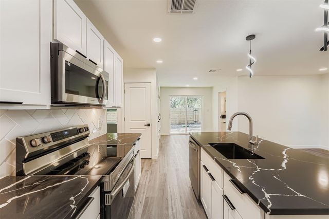 10710 Crestview DR, Jonestown, TX 78645