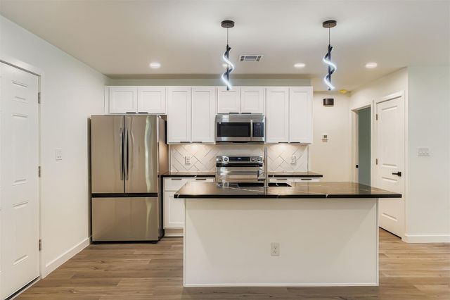 10710 Crestview DR, Jonestown, TX 78645