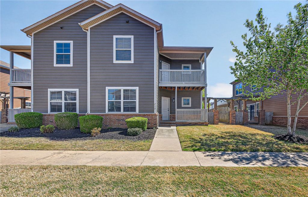 712 N Wordsworth Lane, Fayetteville, AR 72704