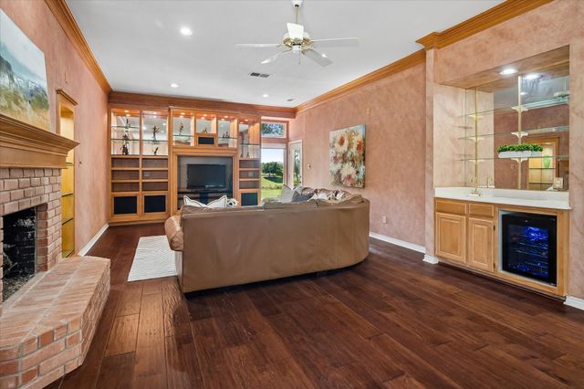 2204 Creekside Circle S, Irving, TX 75063