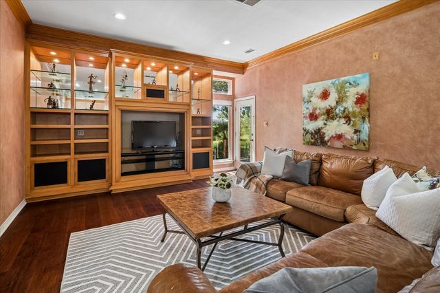 2204 Creekside Circle S, Irving, TX 75063