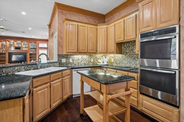 2204 Creekside Circle S, Irving, TX 75063