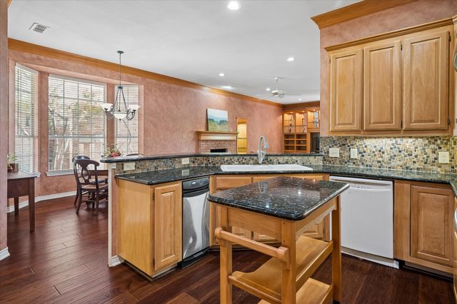 2204 Creekside Circle S, Irving, TX 75063