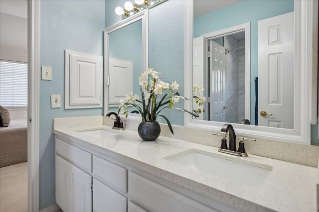 2204 Creekside Circle S, Irving, TX 75063