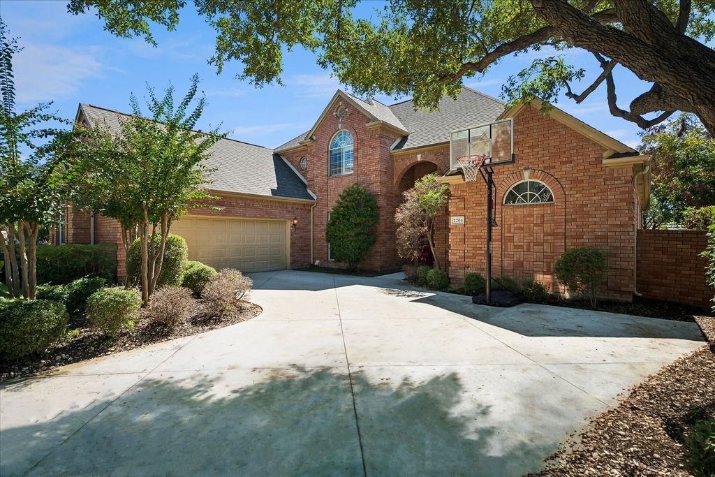 2204 Creekside Circle S, Irving, TX 75063 — photo 2