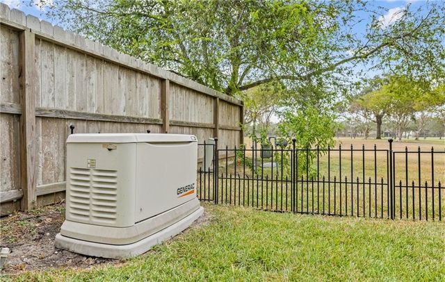 6113 Lost Creek Dr, Corpus Christi, TX 78413