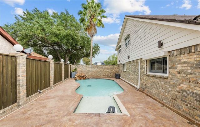 6113 Lost Creek Dr, Corpus Christi, TX 78413