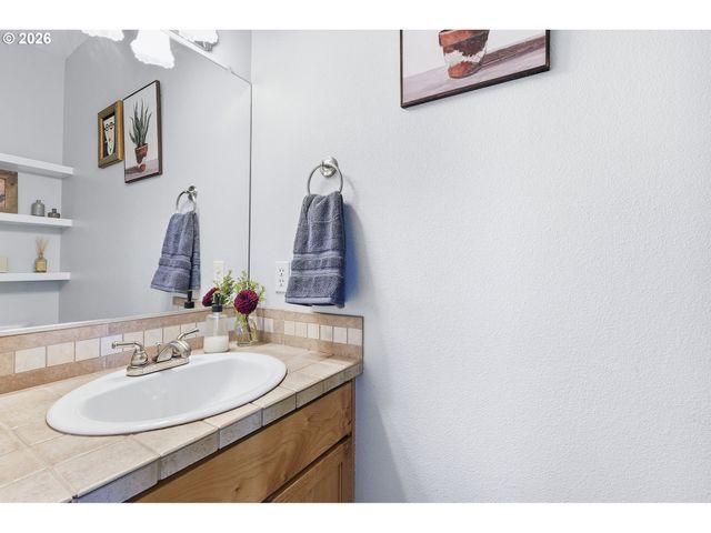1738 N MANZANITA St, Canby, OR 97013