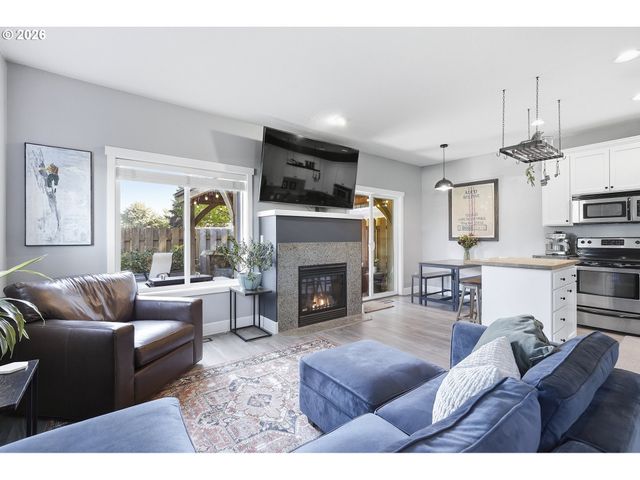 1738 N MANZANITA St, Canby, OR 97013