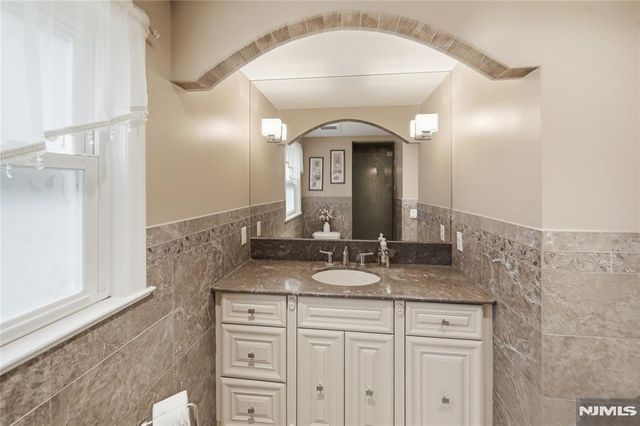 49 Skytop Drive, Mahwah, NJ 07430