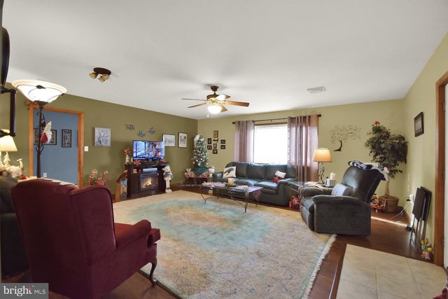 1138 BRANDON DR, Chambersburg, PA 17201