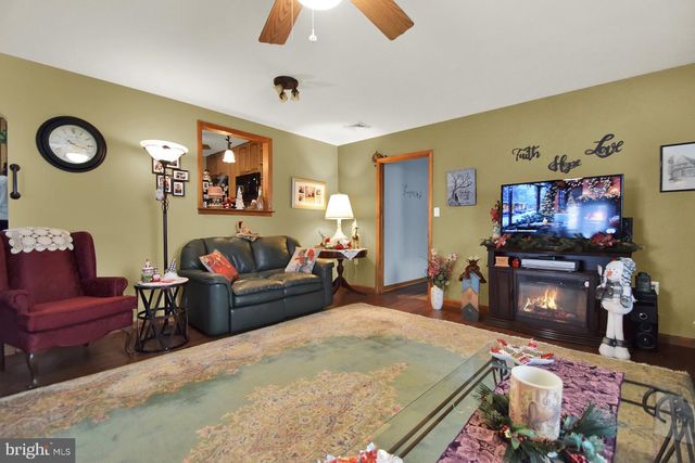 1138 BRANDON DR, Chambersburg, PA 17201