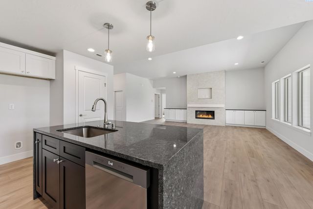 10008 Redbud Dr, Pasco, WA 99301