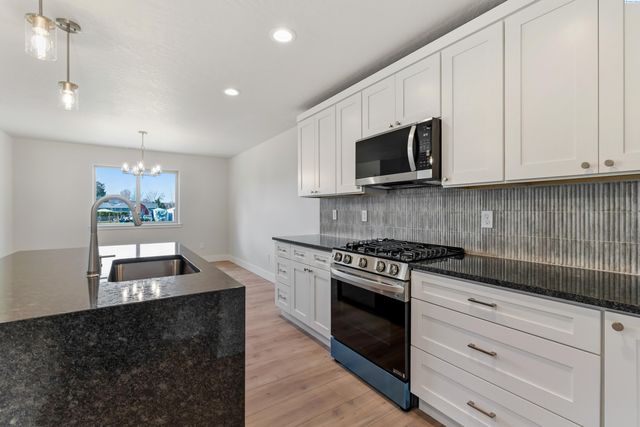 10008 Redbud Dr, Pasco, WA 99301