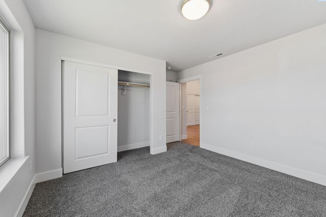 10008 Redbud Dr, Pasco, WA 99301