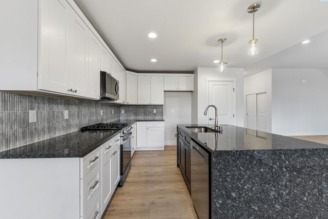 10008 Redbud Dr, Pasco, WA 99301