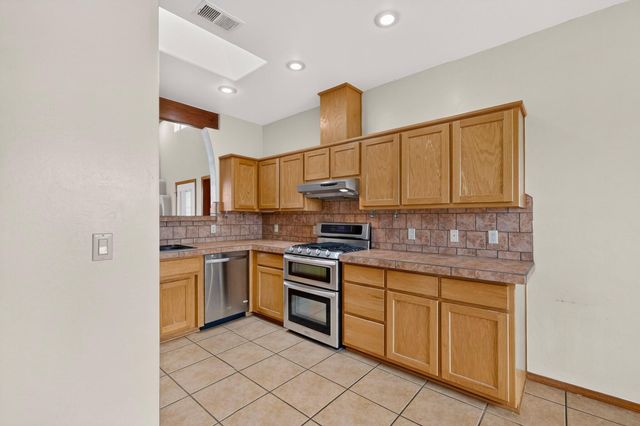 2212 Calle De Silverio SW, Los Lunas, NM 87031