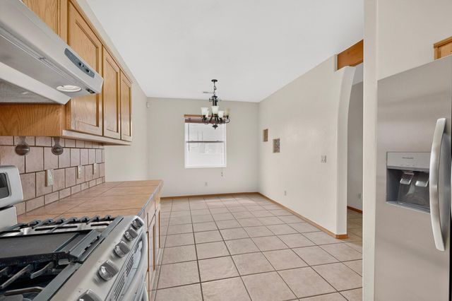 2212 Calle De Silverio SW, Los Lunas, NM 87031