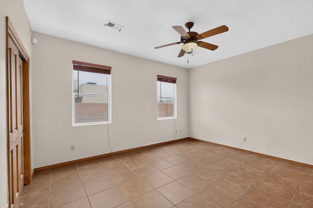 2212 Calle De Silverio SW, Los Lunas, NM 87031